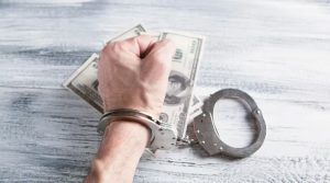 一女子在英国被控两项非法持有加密货币罪